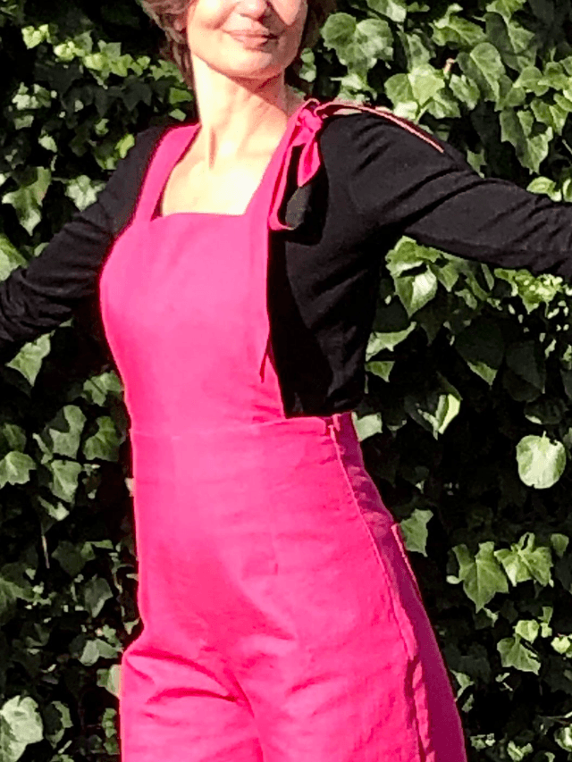  Salopette à liens fuschia avec lien noir 
