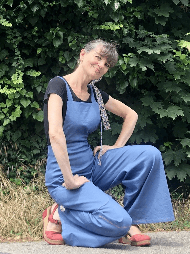  Salopette bleue avec lien noir fleuri 