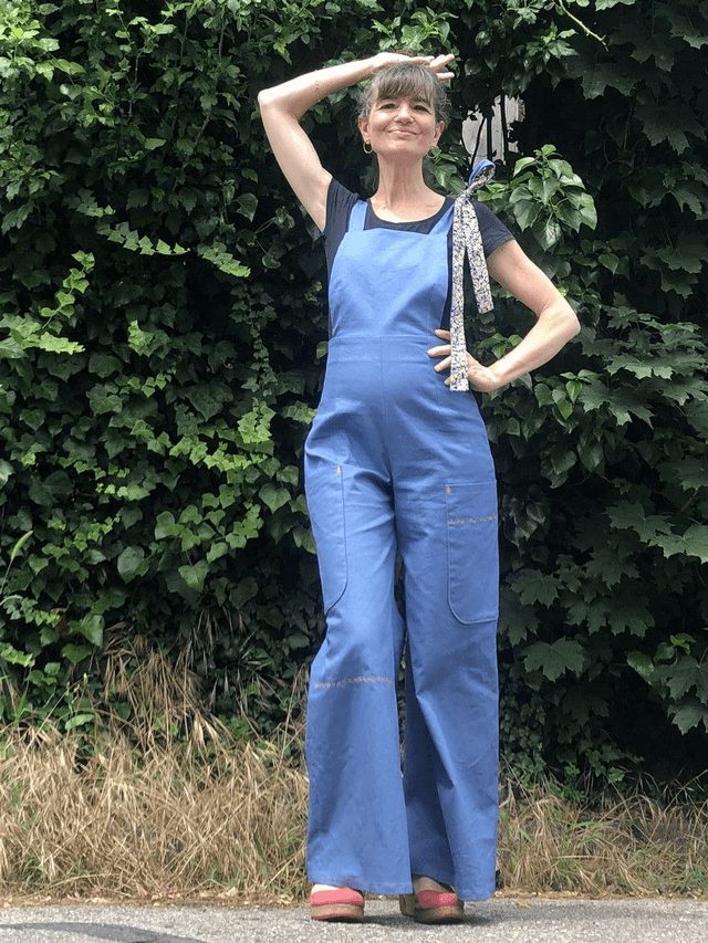  Salopette bleue avec lien noir fleuri 