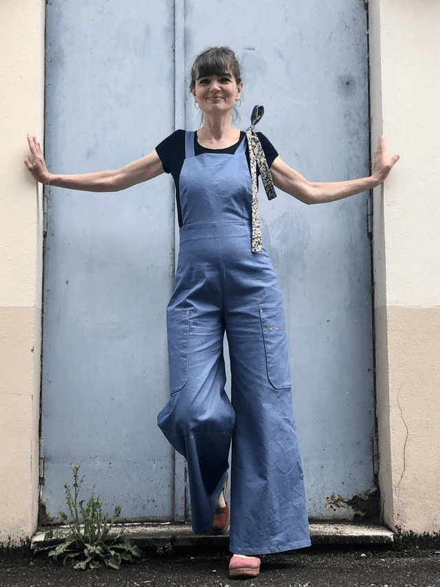  Salopette bleue avec lien noir fleuri 