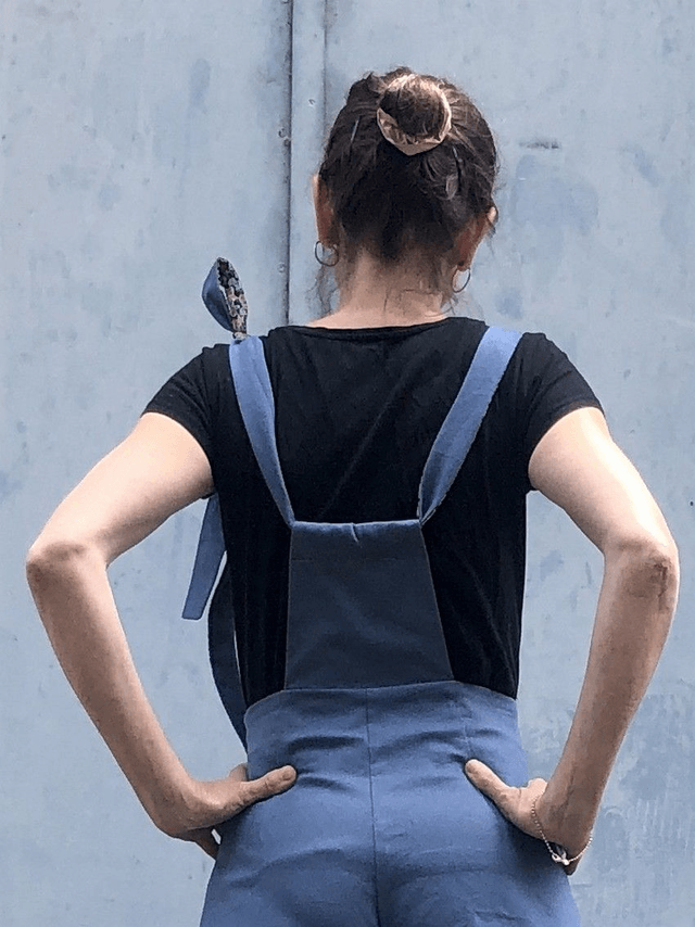  Salopette bleue avec lien noir fleuri 